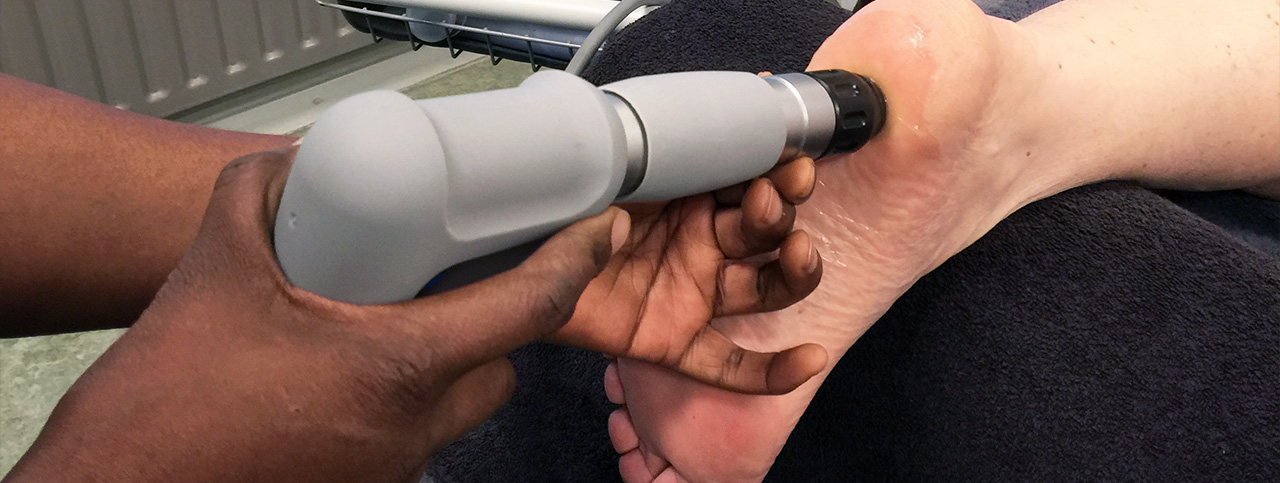 Shockwave therapie is een techniek waarbij met drukgolven pijnlijke zones worden behandeld Shockwave therapie is een techniek waarbij met drukgolven pijnlijke zones worden behandeld